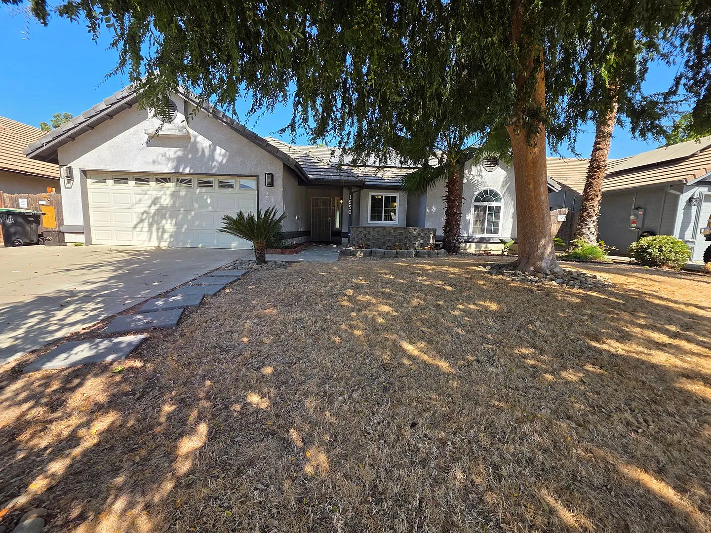 3 Bedroom 2 Bathroom in NE Visalia! — Photo 1