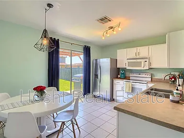 114 Easy St — Photo 3