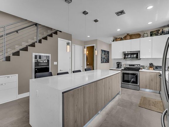 4th image of 807 SW 7th Avenue