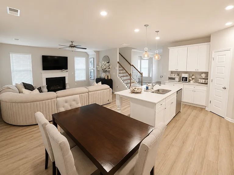 1104 Gilbert Ct — Photo 4