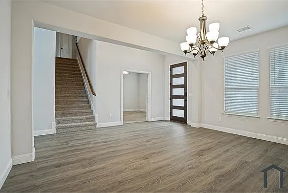 812 Woodview Ct — Photo 2