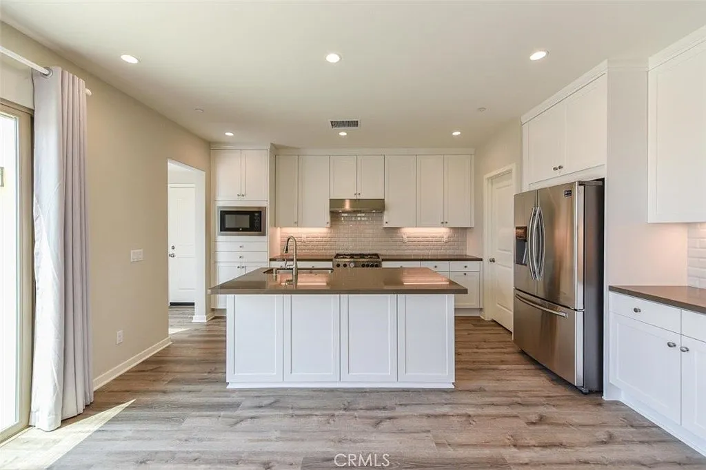 3 bed, 2.5 bath, 1600 sqft, $4,850 — Photo 2