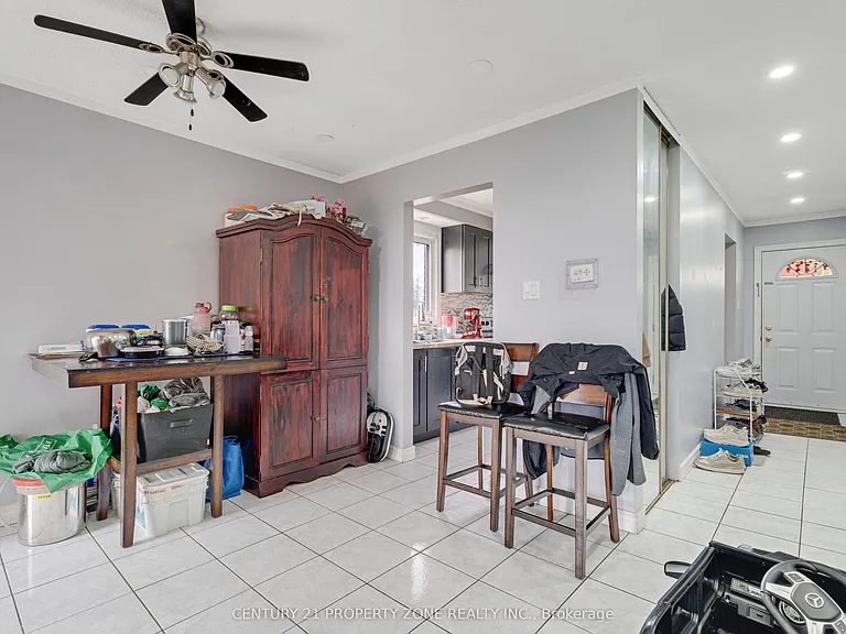 32 Lady Stewart Blvd — Photo 14