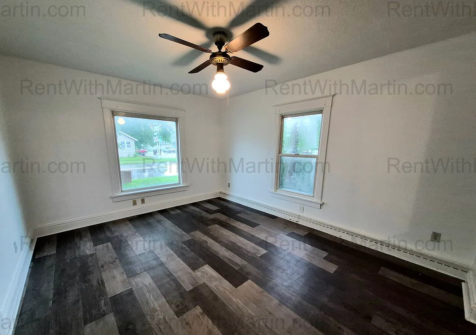 For Rent- 912 Broadway — Photo 2