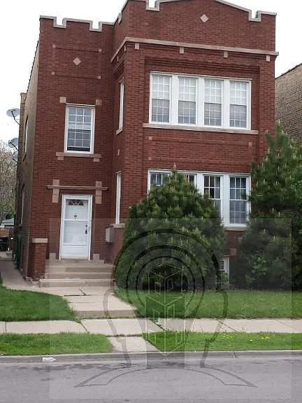 W Addison St — Photo 1