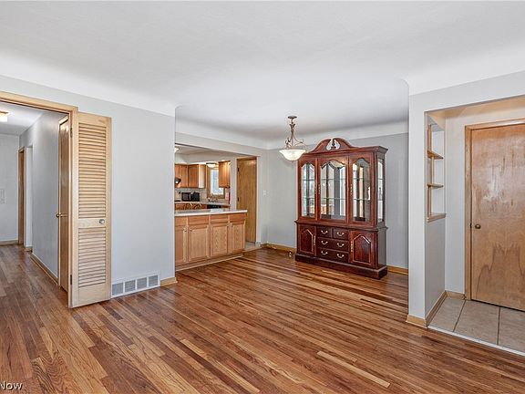 5th image of 1673 Chelmsford Rd