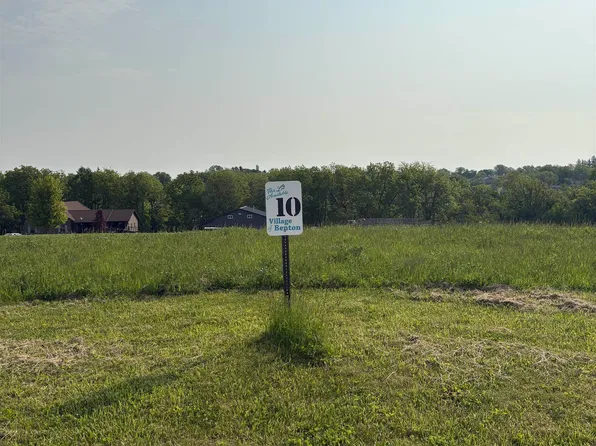 442 White St, Benton, WI 53803