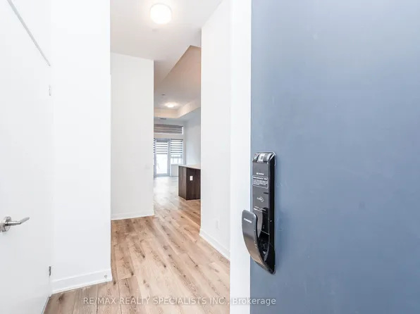 405 Dundas St W, Oakville, ON