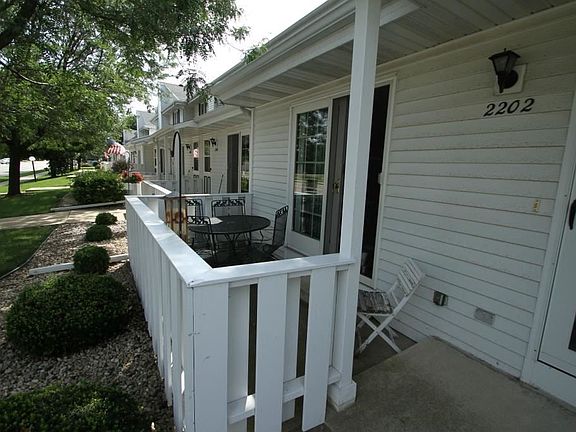 3rd image of 2202 Holiday Dr #13