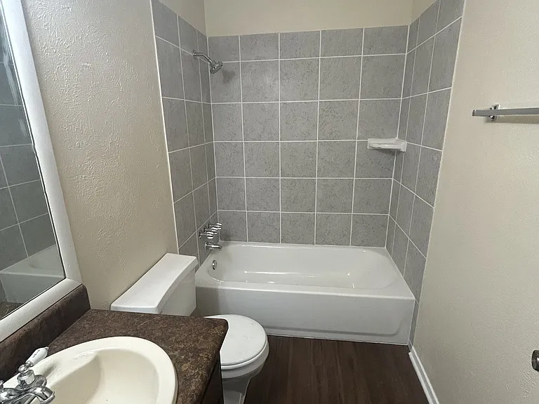 1105 Saturn Dr — Photo 7