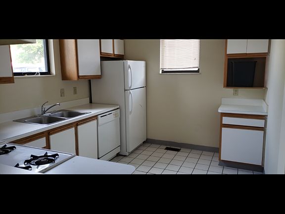 3rd image of 194 E 14th Ave #C
