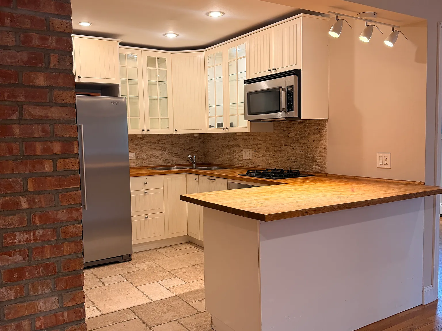 2 bed, 800 sqft, $1,950 — Photo 3