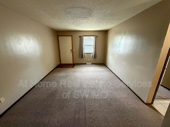 3rd image of 621 W Meadowview Dr APT 2