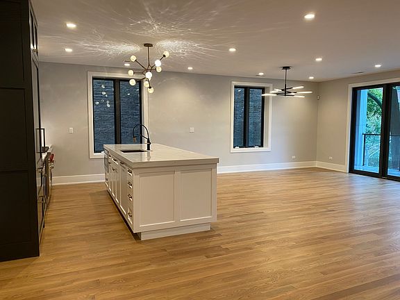 4th image of 936 W Montana St #201