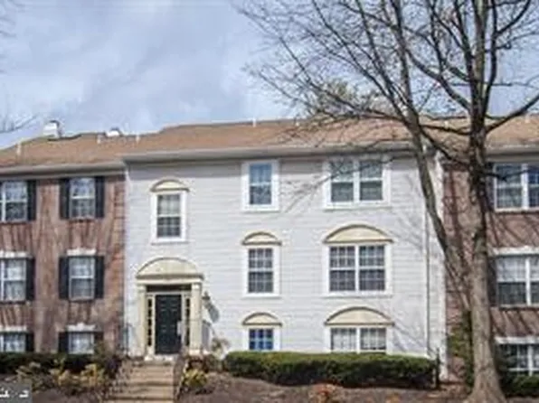 12110 Green Leaf Ct APT 202, Fairfax, VA 22033
