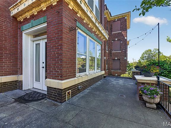 3rd image of 5572 Waterman Blvd #1W