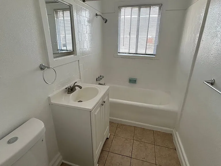 138 S Berendo St — Photo 10