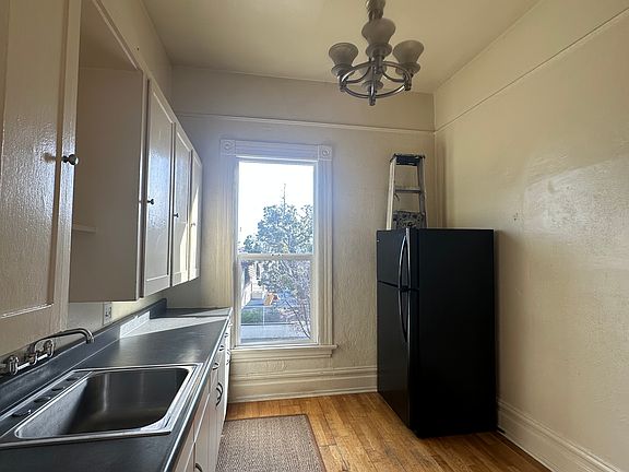 3rd image of 848 E 15th St #B