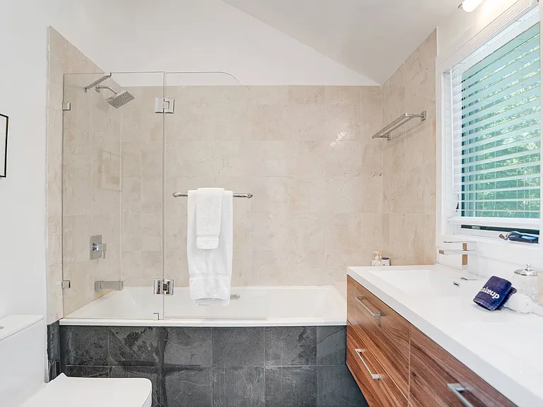 1 Woodcrest Dr — Photo 37