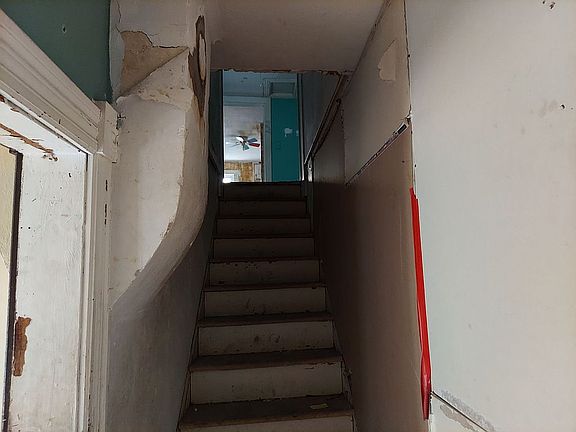 5th image of 2915 Thayer St
