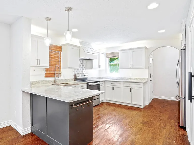 122 Hollywood Ave — Photo 10