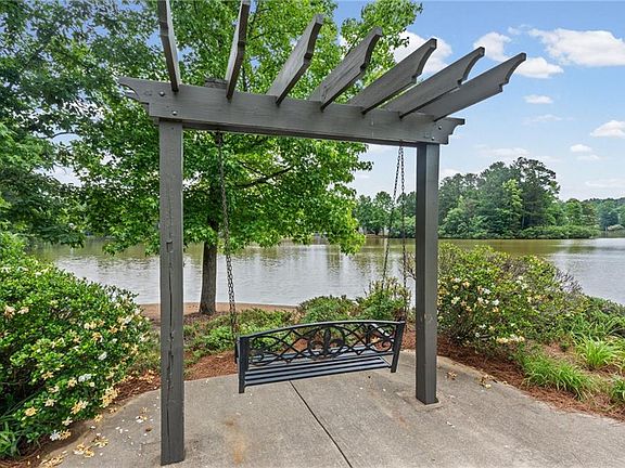 5th image of 735 Mountclaire Dr