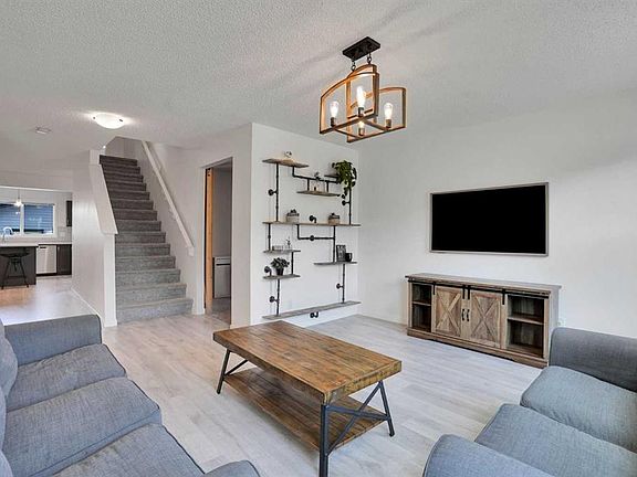 4th image of 209 S Copperpond Parade SE