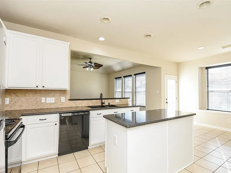 9135 Edgeloch Dr — Photo 14
