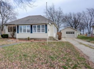 312 S Pine St, Stonington, IL 62567