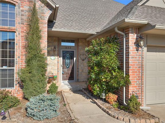 2nd image of 933 Justin Dr