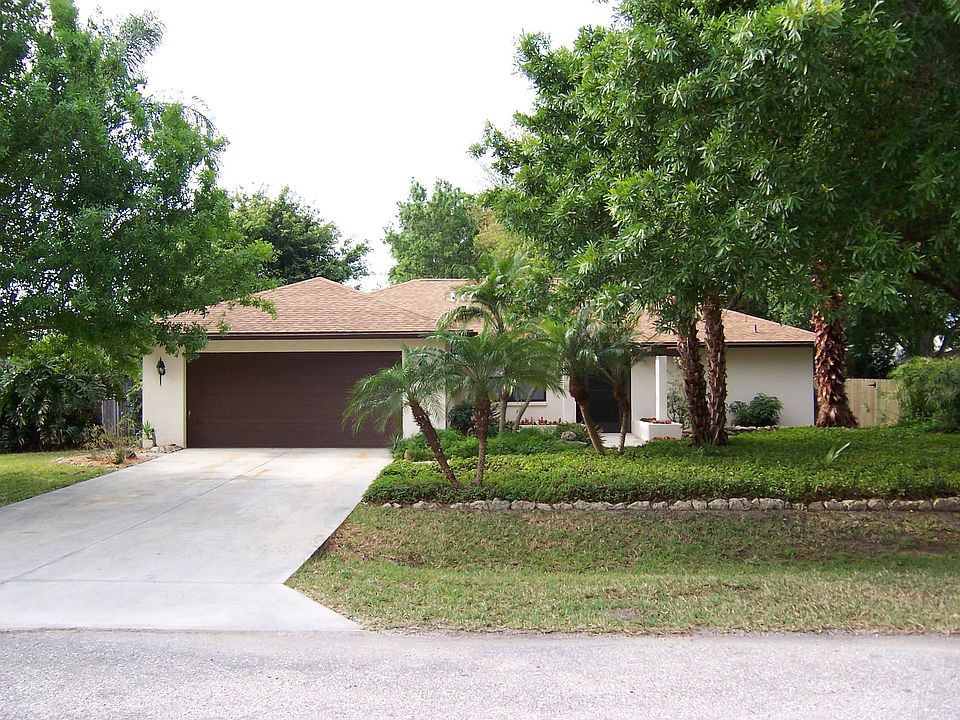 4432 Meadowcreek Circle, Sarasota, Florida 34233