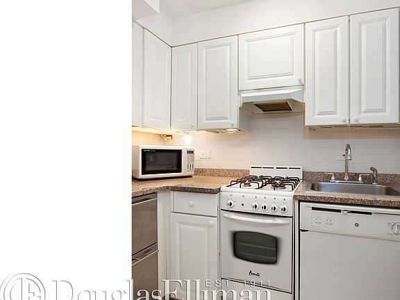 3rd image of 424 E 52nd St APT 4D