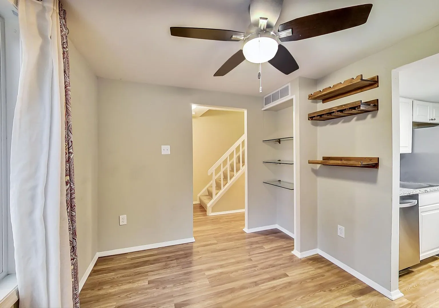 Updated 3+2.5 End Unit W/ 2 Parking Spaces — Photo 4