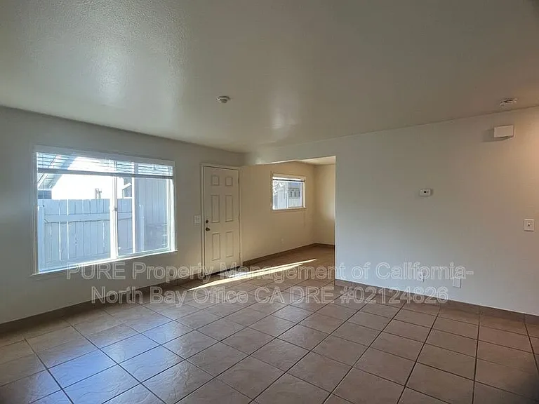 2555H W Steele Ln — Photo 4