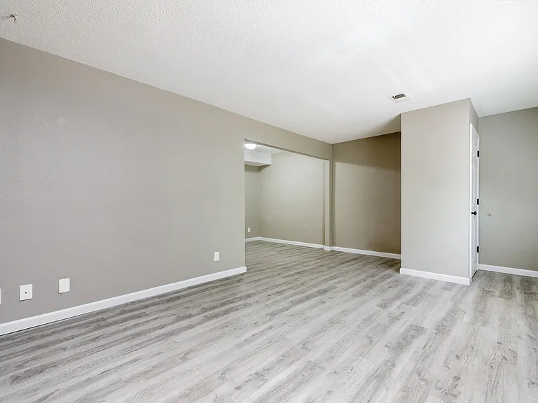 100 Woodhenge Dr — Photo 7