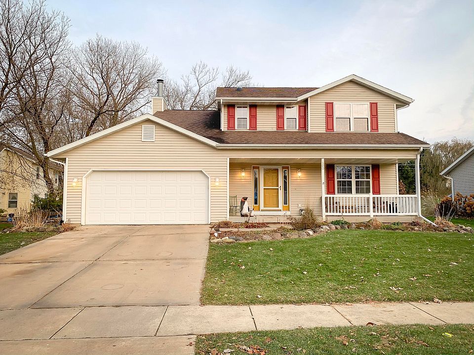 2nd image of 900 Meadowood Ln