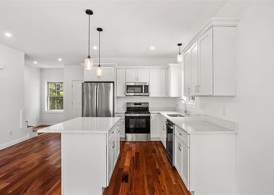1st image of 11 Stone St Unit E