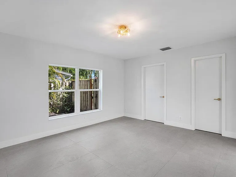 46 SW 9th Ave — Photo 16