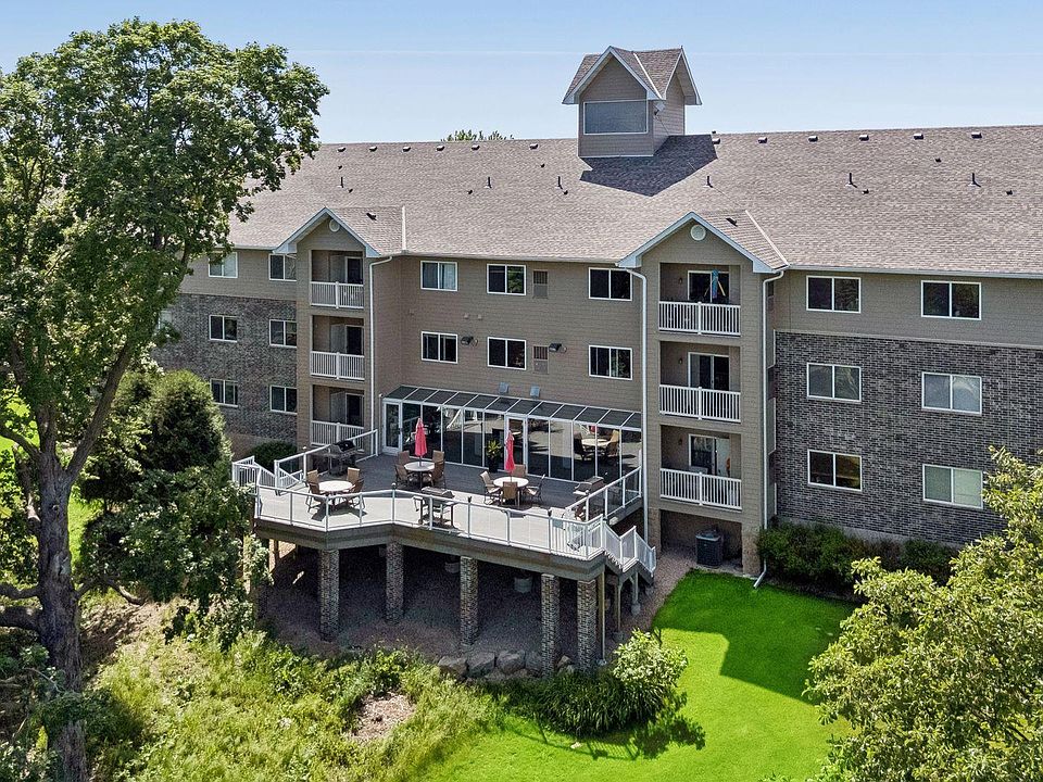 1st image of 1321 Lake Dr #123