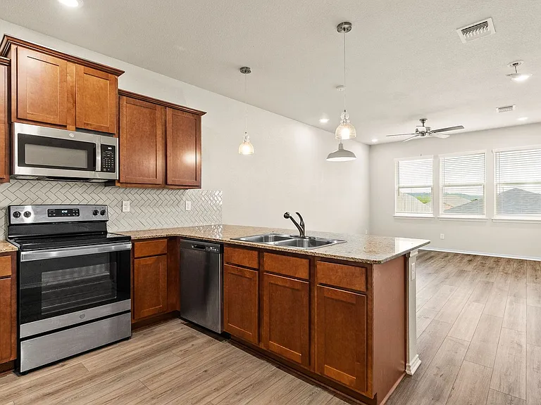 343 Green Valley Dr — Photo 3