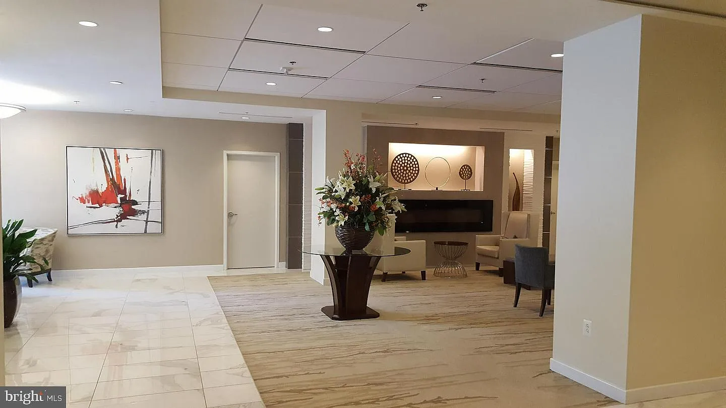 The Kenwood Condominium — Photo 4