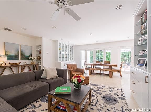 4th image of 328 Manor Pl