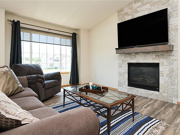 3rd image of 725 Sunridge Dr