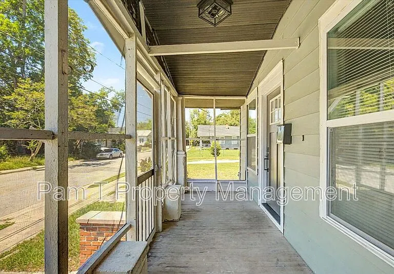 16 Helmken St — Photo 4