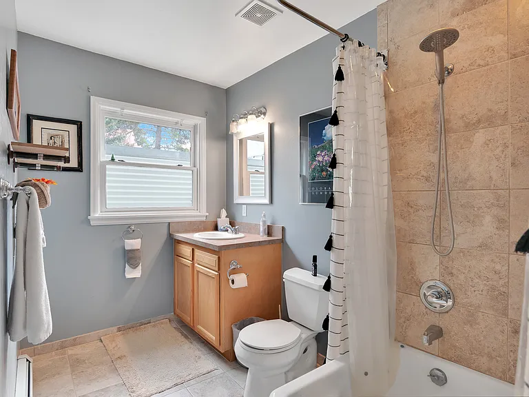 232 W 8th St — Photo 13