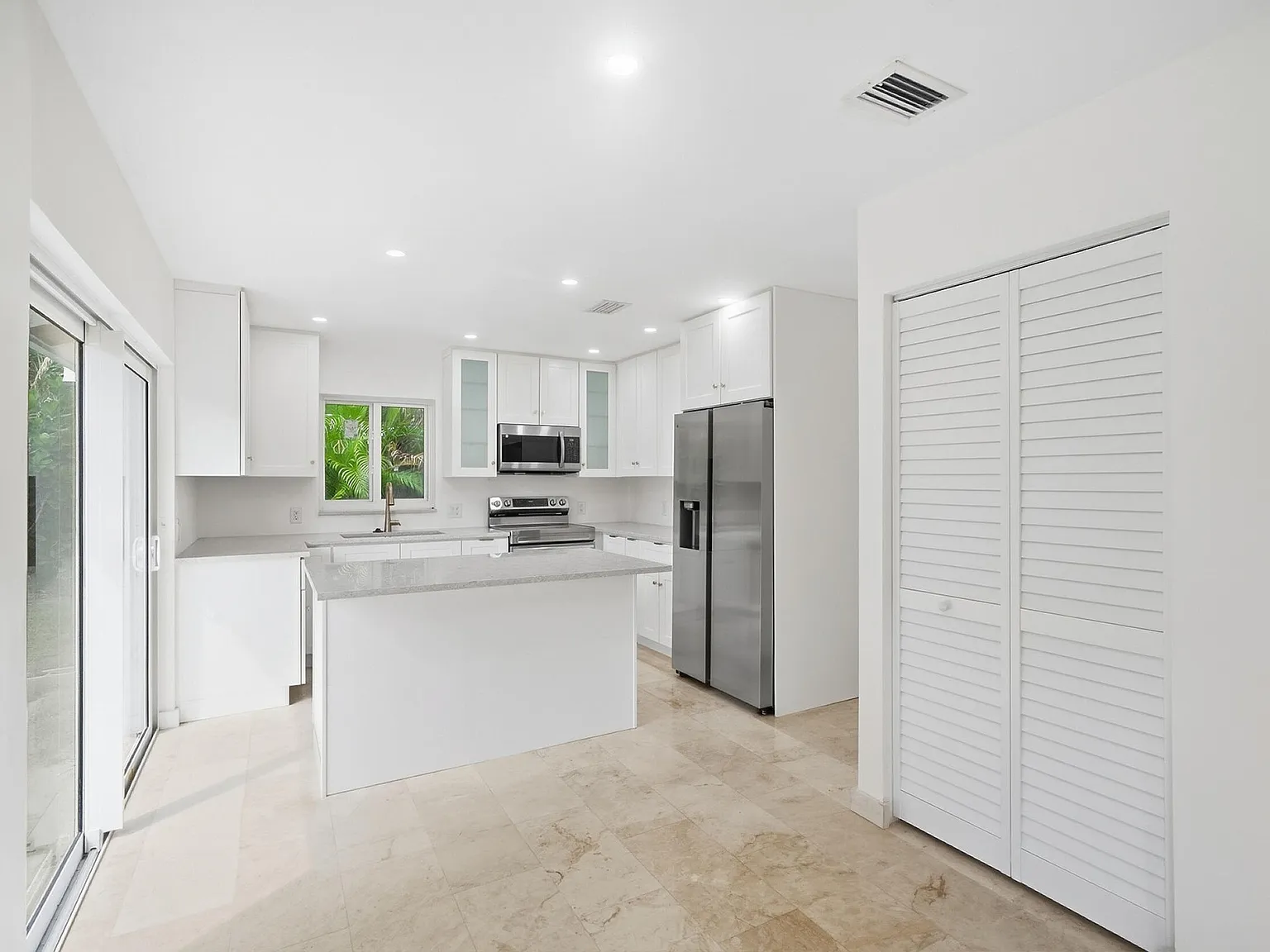 4 bed, 2.0 bath, 1679 sqft, $5,000 — Photo 3