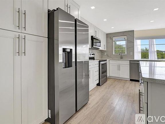 5th image of 2500 NE 48th Ln Floor 3