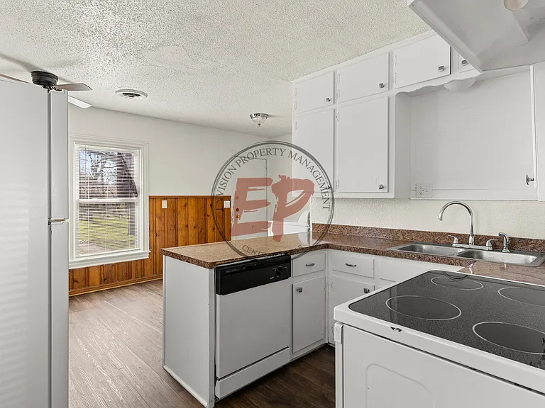 2712 Lyle Ave — Photo 6