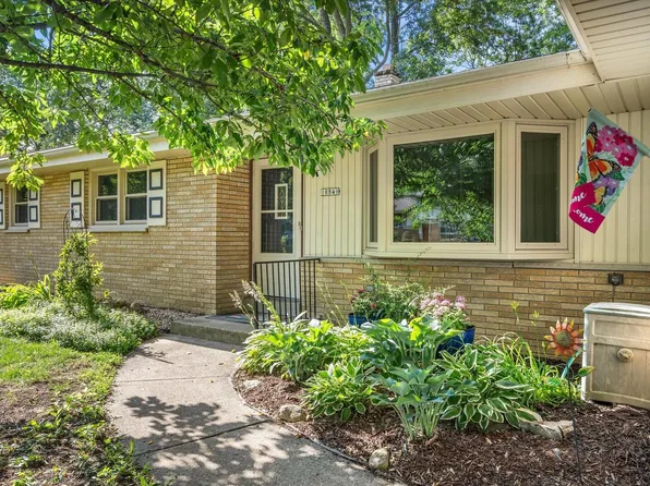 10849 W Derby AVENUE, Wauwatosa, WI 53225