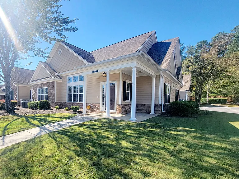 3001 Amberley Dr — Photo 2